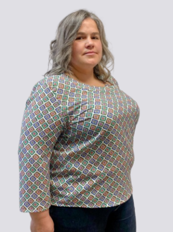 Blusa com padrão geométrico de várias cores